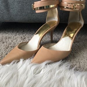Super Sexy Micheal Kors Gold & Nude Pumps